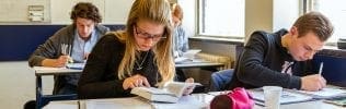 Studenten studeren in een klaslokaal bij Luzac.