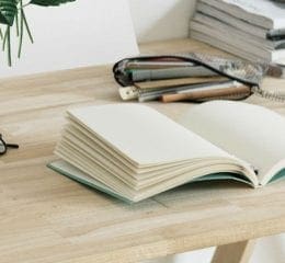 Bureau met boeken, klok en tablet