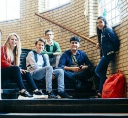 Groepje leerlingen zittend op een trap