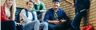Groepje leerlingen zittend op een trap