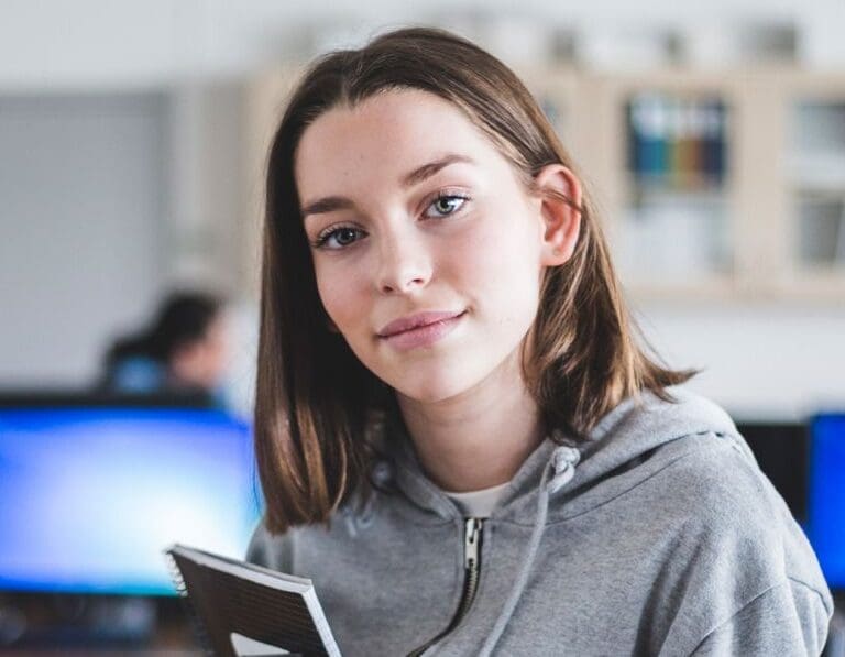 Blijven zitten, maar geen tijd verliezen: Waarom Luzac leerling Marisse voor het 2-in-1-examenjaar koos
