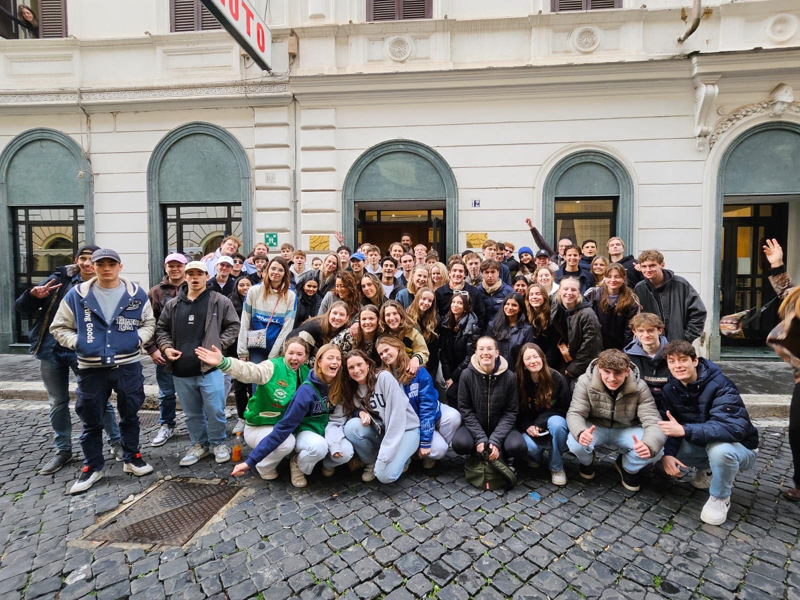 Groep studenten voor een gebouw in Den Haag.