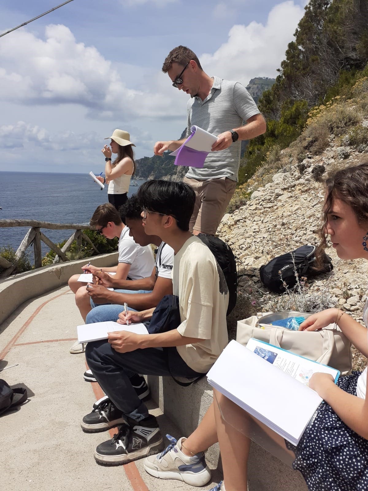 Studenten maken aantekeningen tijdens een veldwerkexcursie.