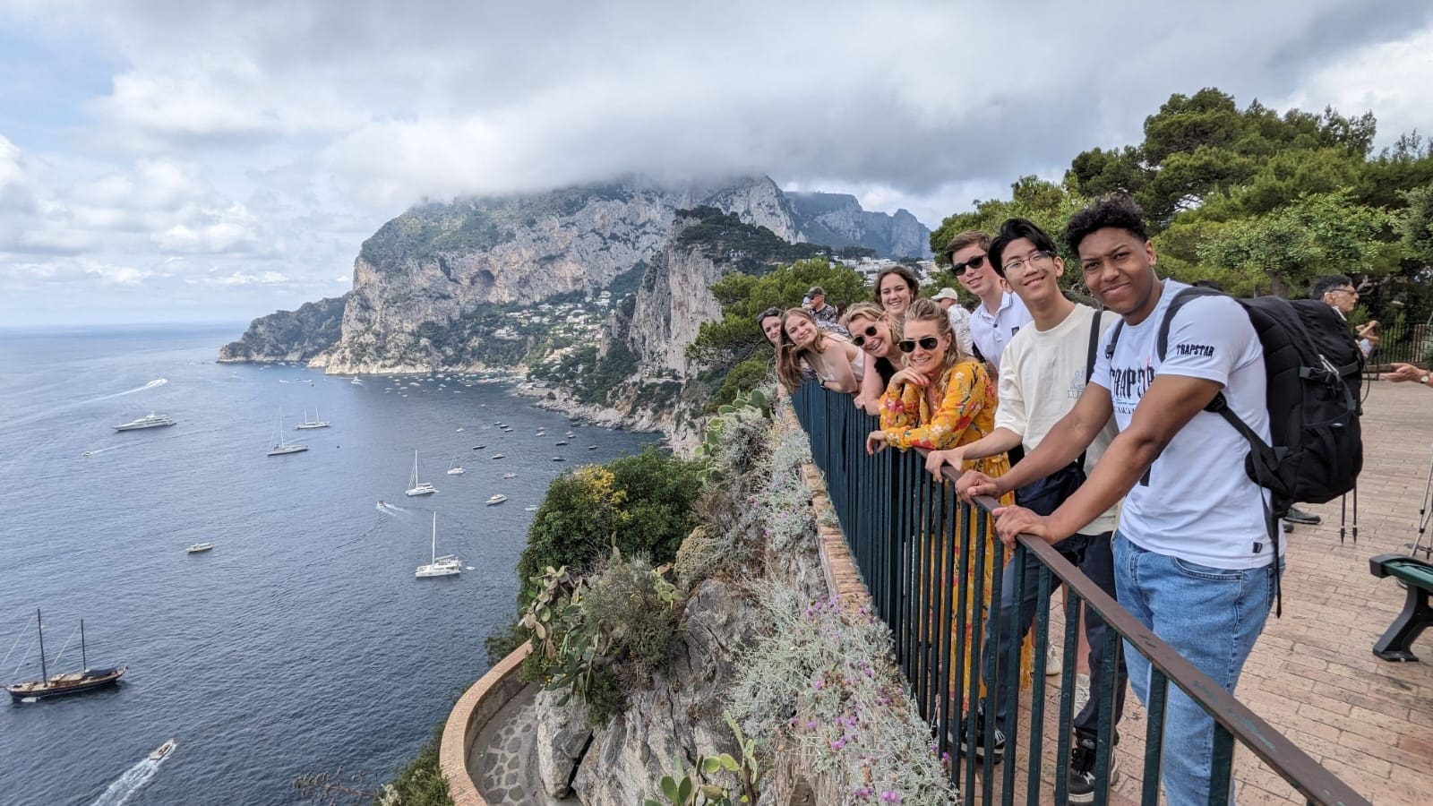 Groep studenten op een uitkijkpunt in Capri, Italië.