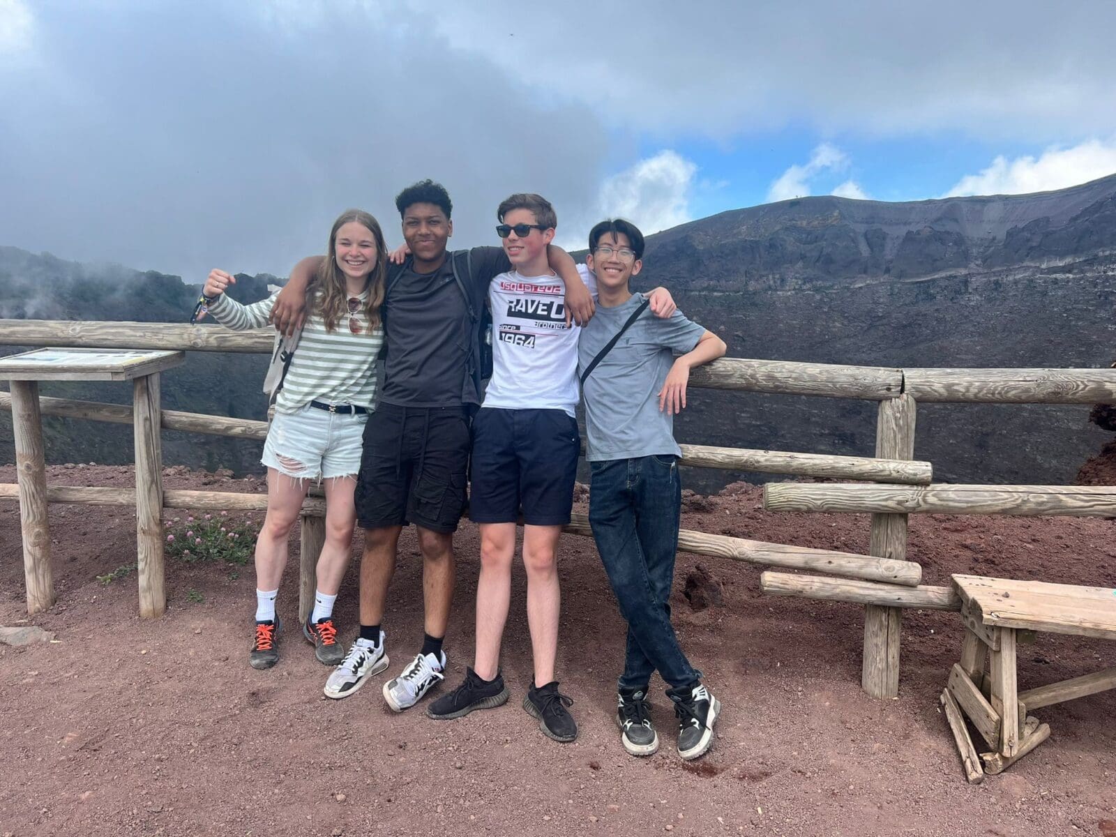 Groep studenten poseert bij de Vesuvius krater.