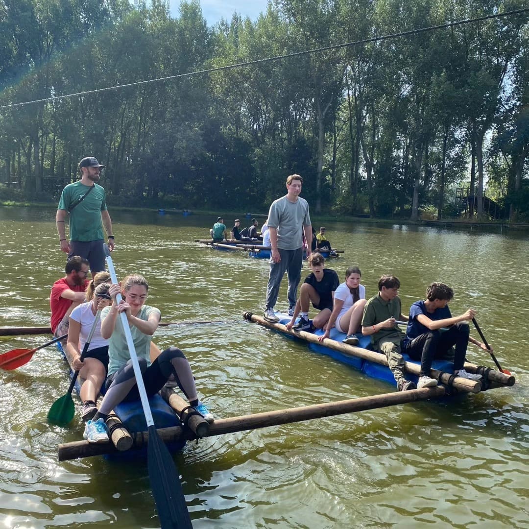 Leerlingen op een vlot tijdens een schoolactiviteit.