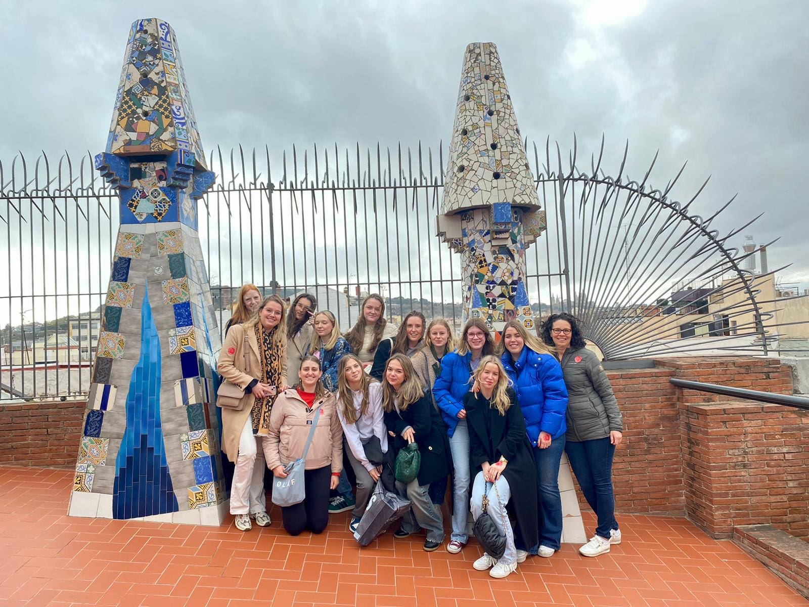 Groep studenten op studiereis in Barcelona.