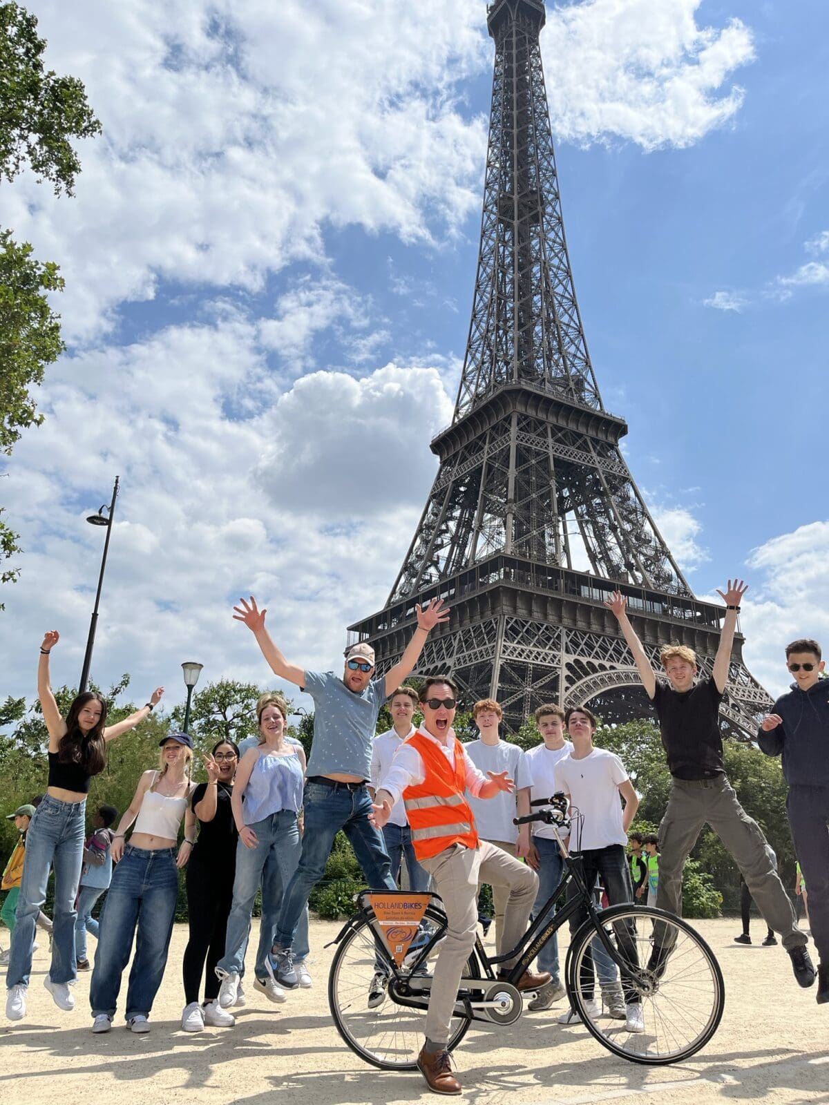 Groep studenten voor de Eiffeltoren in Parijs.