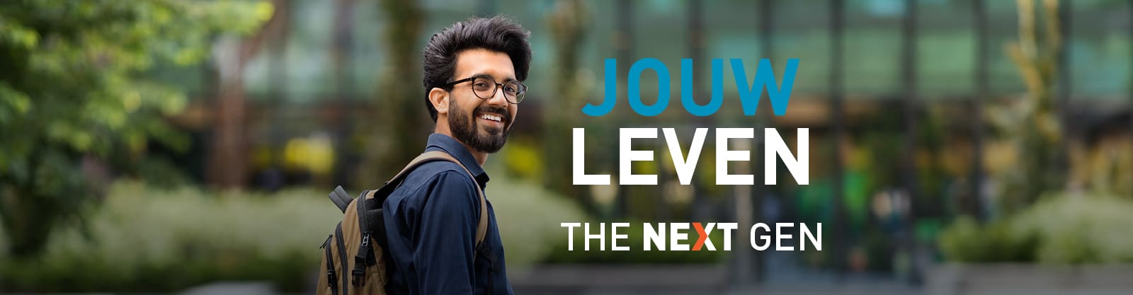 Jonge man met rugzak voor modern gebouw, tekst: 'Jouw leven, The Next Gen'.