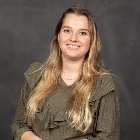 Portret van een jonge vrouw met lang blond haar.