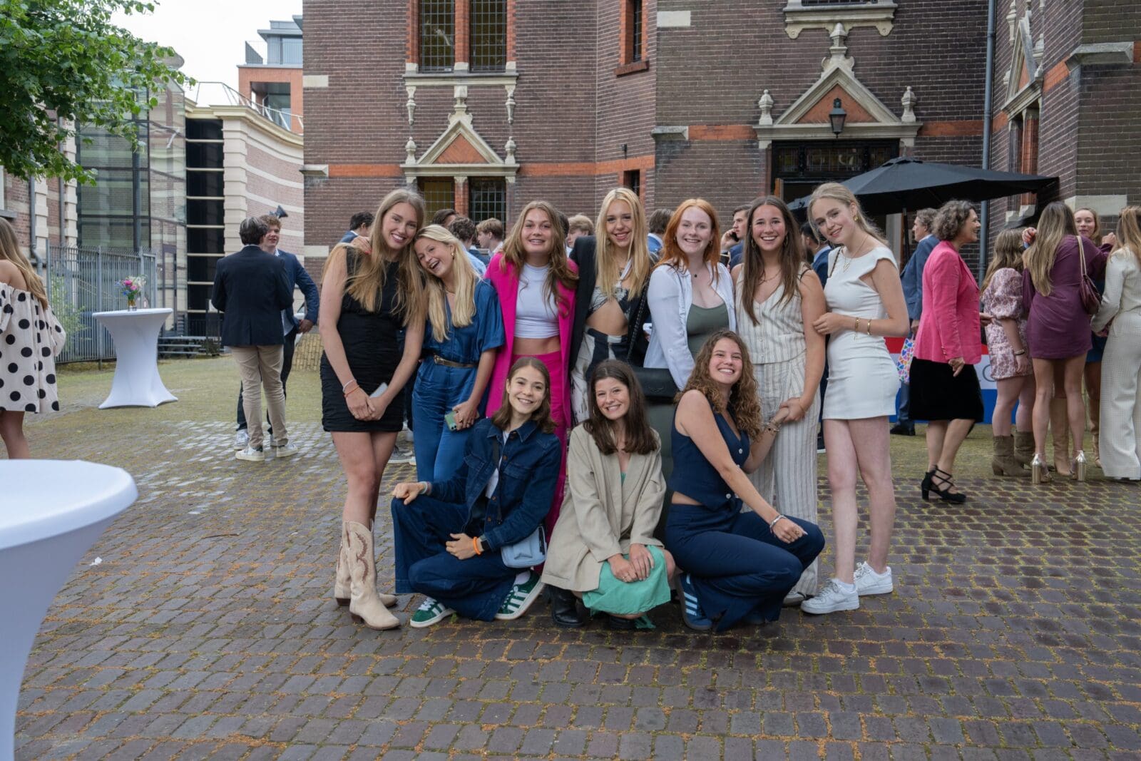 Groep studenten poseert voor Luzac Hilversum gebouw.