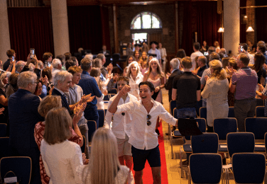 Diploma-uitreiking bij Luzac Alkmaar, studenten vieren.