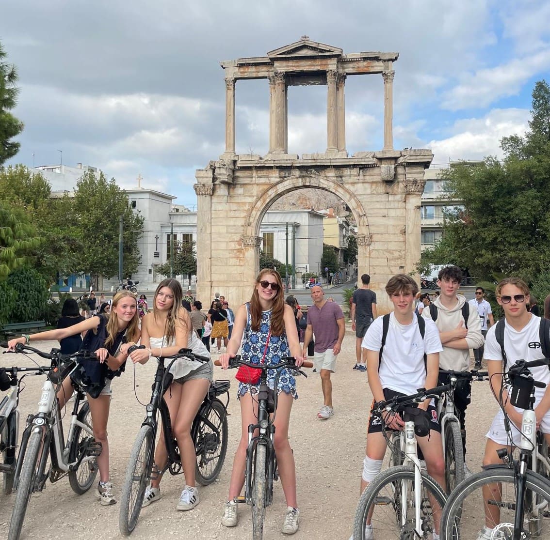 Leerlingen van Luzac Eindhoven poseren met fietsen voor de Boog van Hadrianus in Athene.
