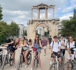 Leerlingen van Luzac Eindhoven voor de Boog van Hadrianus in Athene.