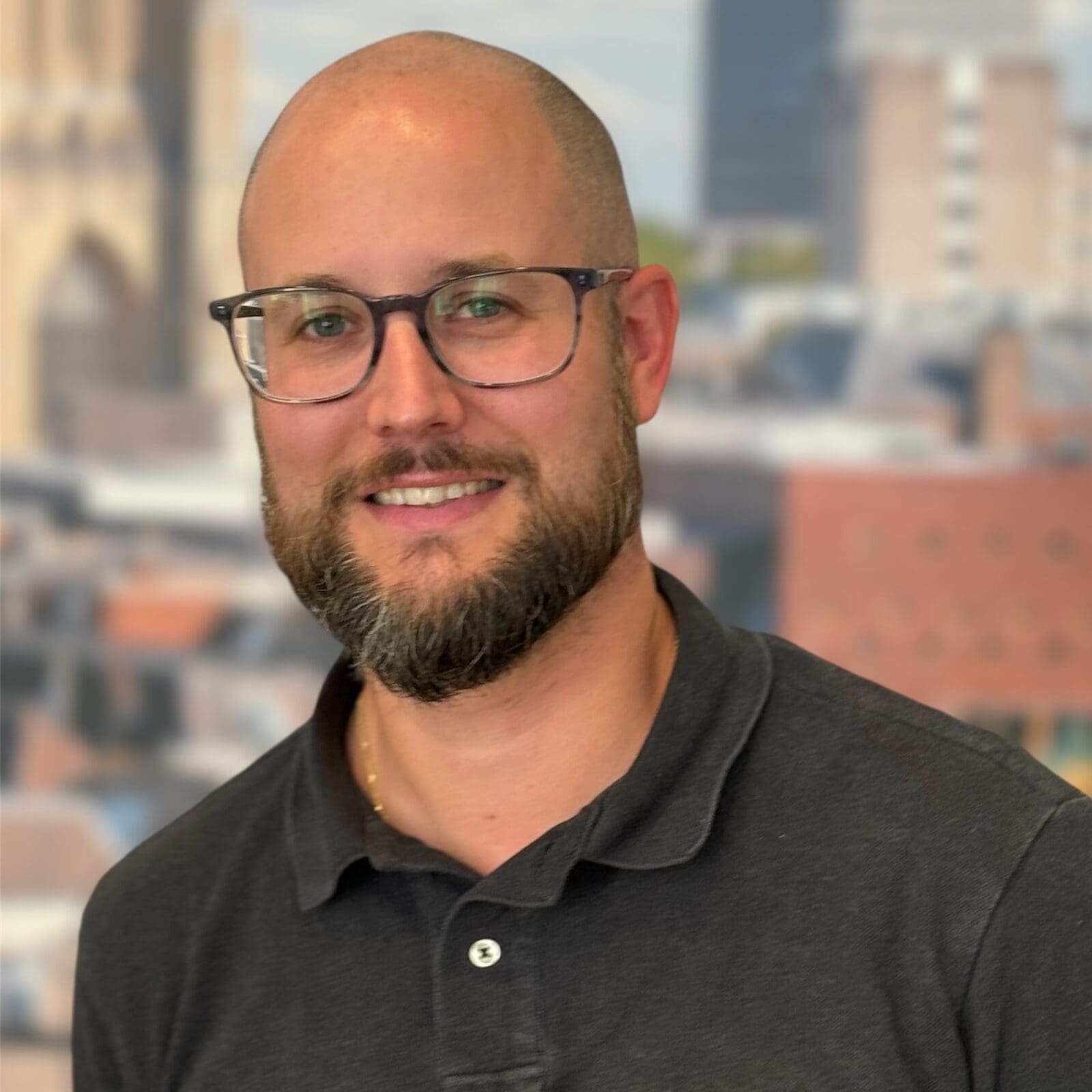 Portret van een man met bril en baard, achtergrond Arnhem.