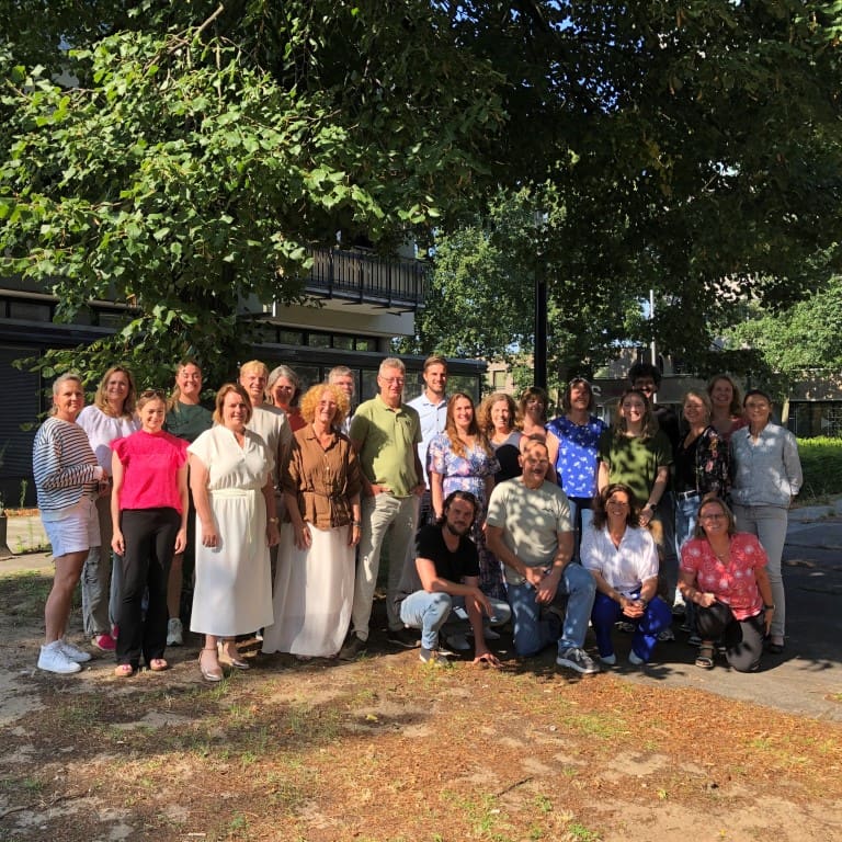 Teamfoto van Luzac Amersfoort medewerkers buiten.