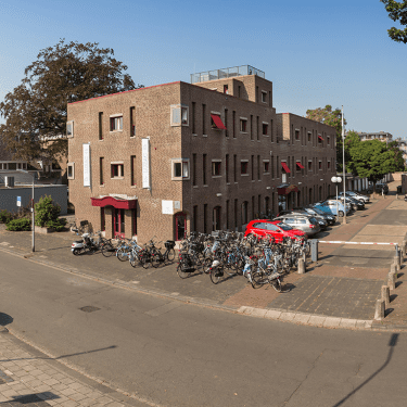 Vestiging Luzac Amersfoort met fietsenstalling en parkeerplaats.