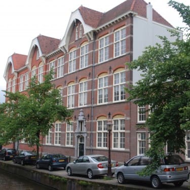 Luzac Amsterdam Lyceum gebouw aan de Uiterwaardenstraat.