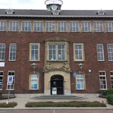 Vooraanzicht van het Luzac schoolgebouw in Eindhoven.