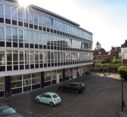 Luzac Haarlem schoolgebouw met parkeerplaats