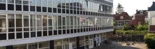 Luzac Haarlem schoolgebouw met parkeerplaats