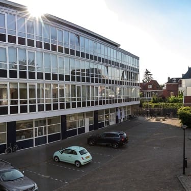 Luzac Haarlem schoolgebouw met parkeerplaats