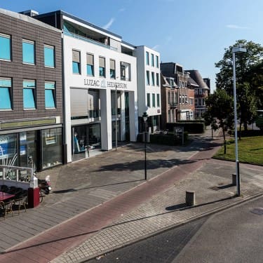 Luzac Hilversum schoolgebouw aan de straatkant.