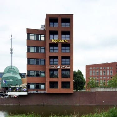 Gebouw van Luzac Zwolle aan het water.