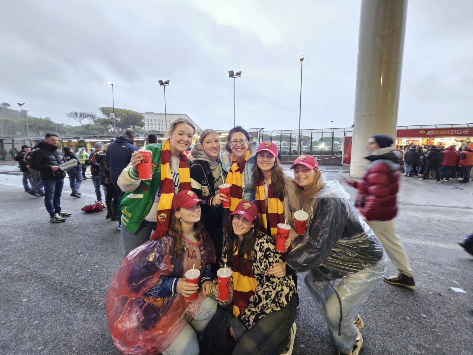Groep studenten bij voetbalwedstrijd in Rome, 2024.