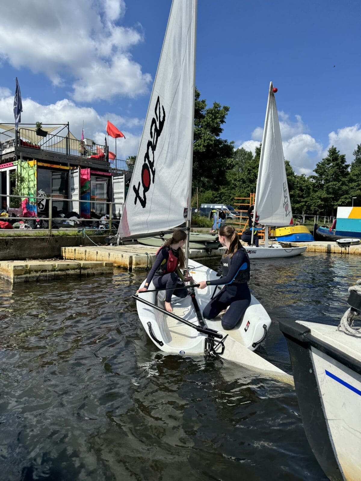 Twee mensen in een zeilboot op het water.