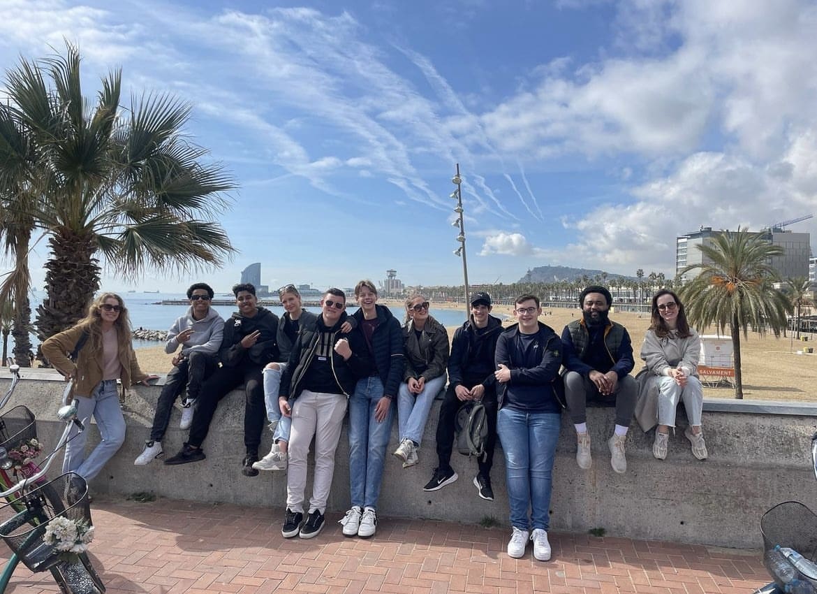 Groep studenten op een zonnige dag in Barcelona.