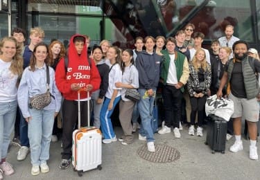 Groep studenten voor een gebouw in Amsterdam.