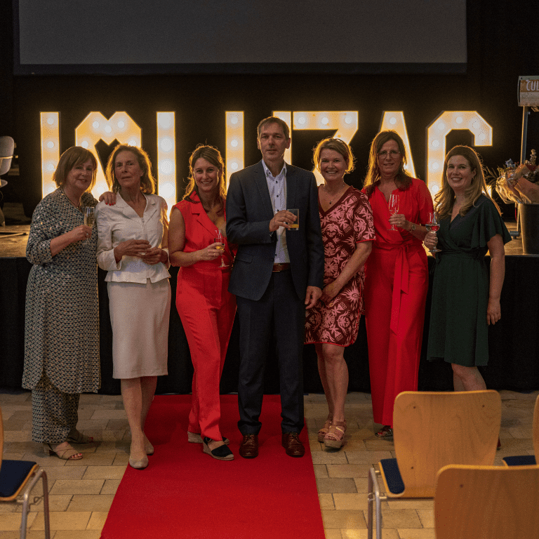 Groep mensen bij Luzac Alkmaar diploma-uitreiking.