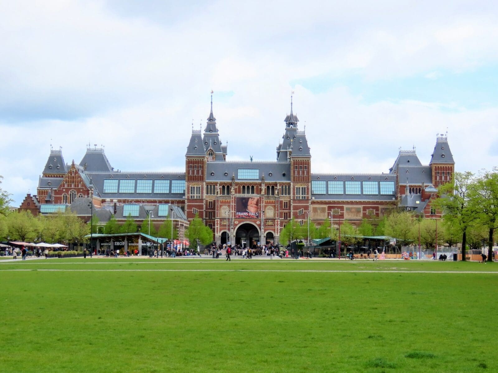 Het Rijksmuseum in Amsterdam gezien vanaf het Museumplein.