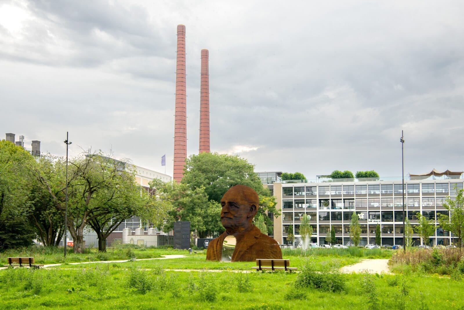 Beeld van een park in Eindhoven met industrieel gebouw.