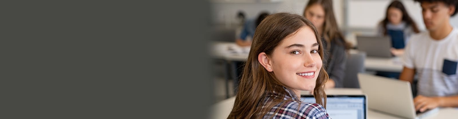 Studenten in een klaslokaal met laptops