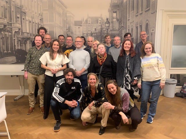 Team van Luzac Den Haag poseren voor een groepsfoto.