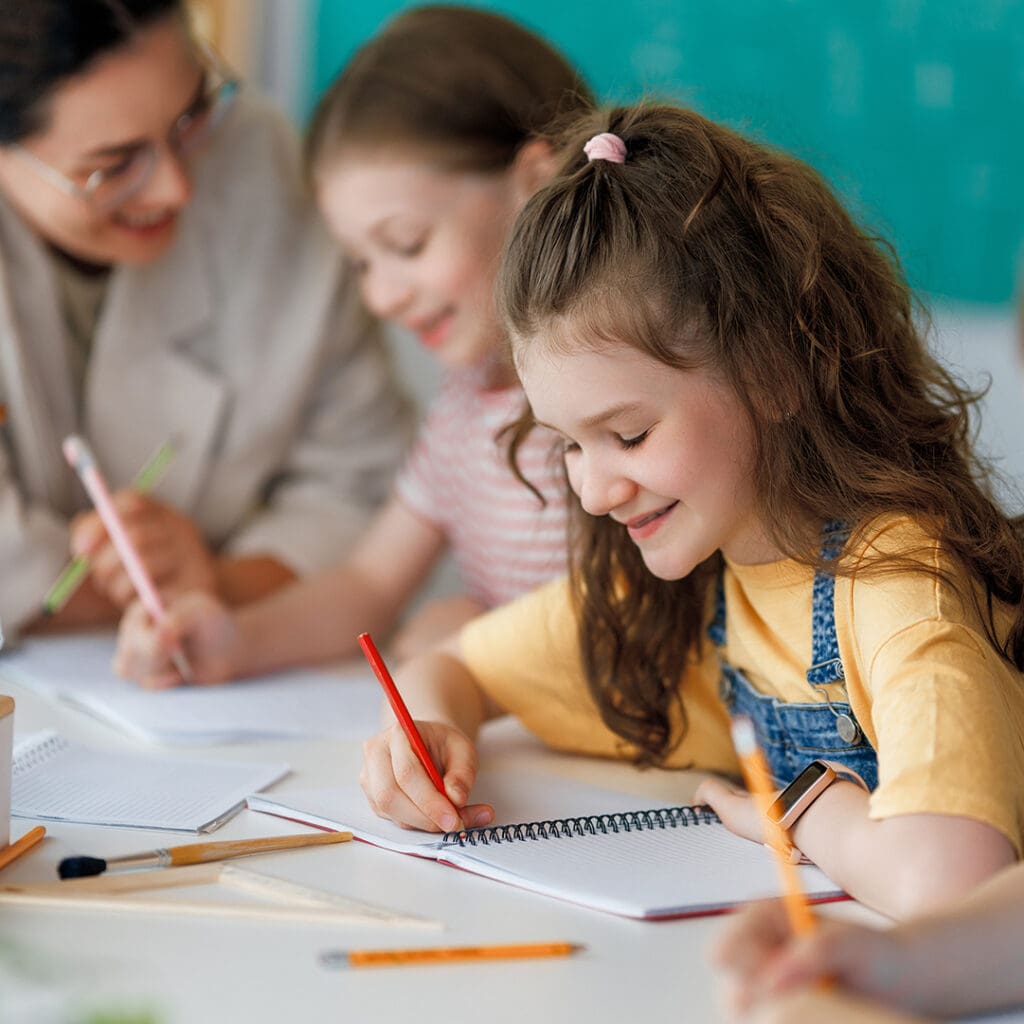 Jong meisje die schrijft