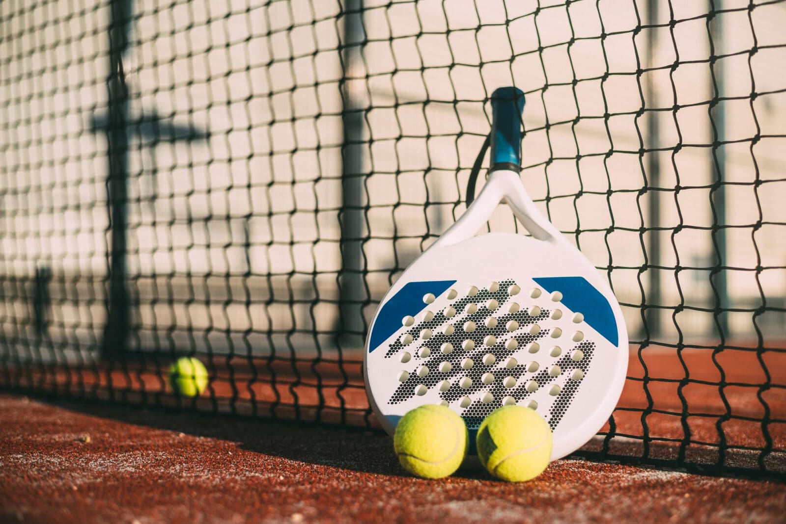 Padelrackets met padelballen